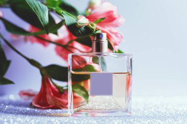 parfüm ve pembe çiçekler