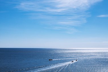 Atlantik Okyanusu - güzel deniz manzarası deniz ufuk ve mavi gökyüzü, doğal fotoğraf arka plan