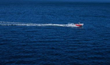mavi deniz arka plan üzerinde tekne
