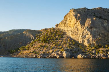 Dağ deniz Körfezi panoramik manzara harika. Defne kayalar Oda dağlarda.