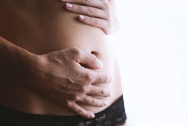 Vrouw Lijnen Zwangere Buik — Stockfoto