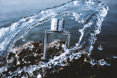 Parfüm ve su sıçrama sahil de şişe