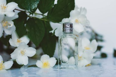 parfüm ve beyaz çiçekler