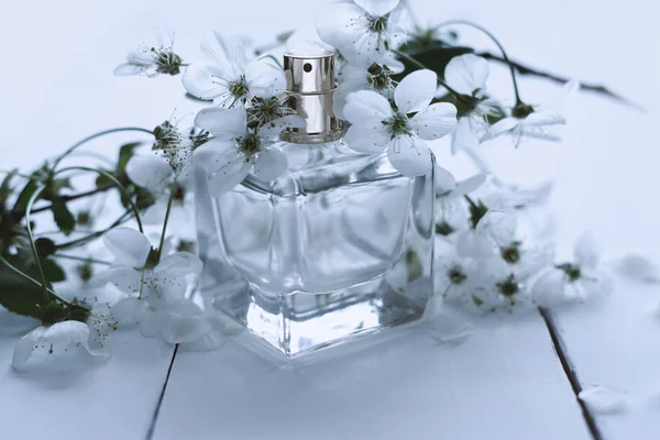 Perfume Com Flores Brancas — Fotografia de Stock