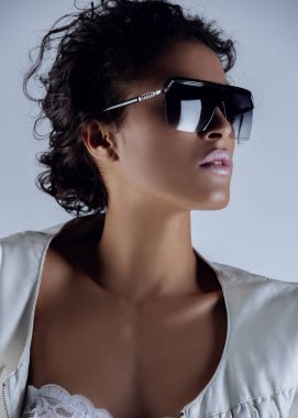 güneş gözlüğü Afrikalı kız moda portre