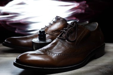 Parfüm ile şık erkek ayakkabı 