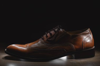 koyu arka plan üzerinde şık kahverengi erkek ayakkabı 