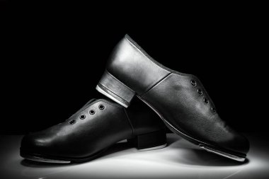 tap ayakkabısı koyu arka plan üzerinde 