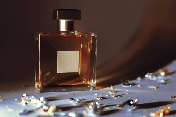 Perfume Elegante Amarillo Femenino —  Fotos de Stock
