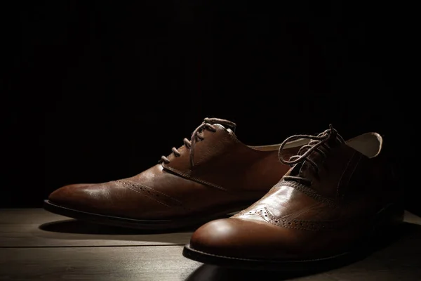 Мужская Коричневая Обувь Черном Фоне — стоковое фото