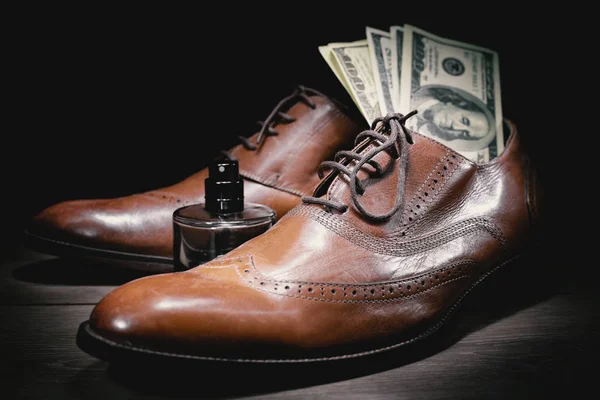 Accessoires Hommes Élégants Chaussures Avec Parfum Dollars — Photo