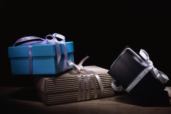 Karanlık Kontrastlı Arka Plan Üzerinde Farklı Kraft Hediye Kutuları — Stok fotoğraf