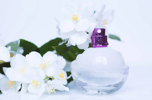 Parfüm Mit Frühlingsblumen — Stockfoto