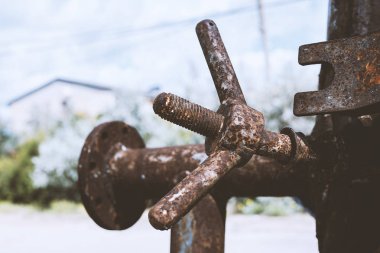 mavi arka plan üzerinde eski paslı Vana 