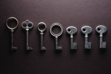 karanlık bir arka plan üzerinde farklı eski anahtarlar