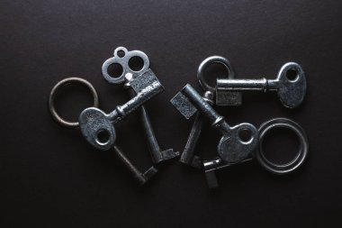 koyu arka plan üzerinde farklı eski anahtarlar 