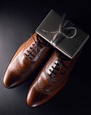 hediye kutusu ile erkek ayakkabı