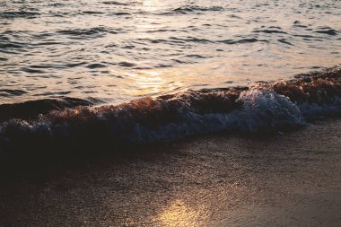 gün batımında dalga deniz