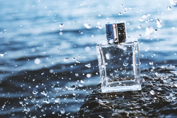 Parfüm Mit Spritzer Wasser — Stockfoto