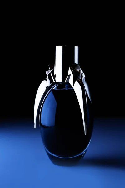 Perfume Sobre Fundo Preto — Fotografia de Stock