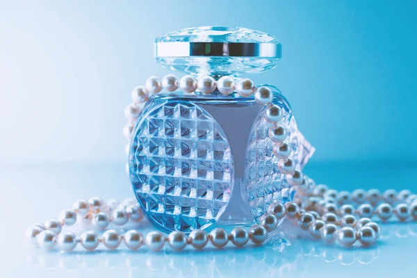 Kobiece Perfumy Perłami — Zdjęcie stockowe