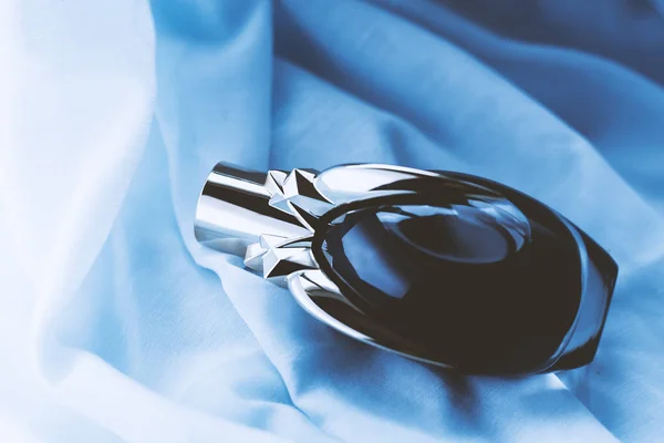 Perfumy Niebieskim Tle — Zdjęcie stockowe