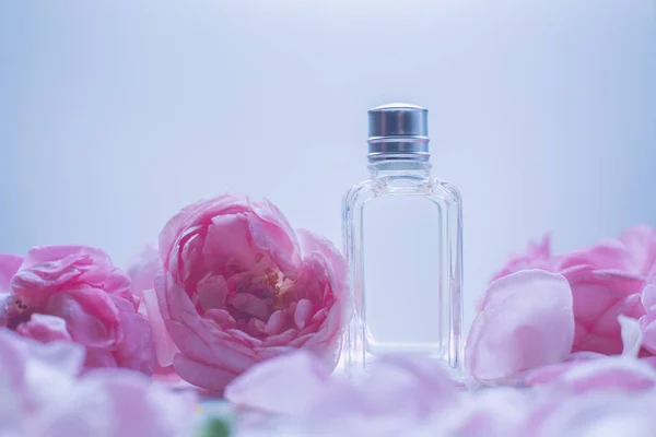 Perfume Con Flores Rosadas — Foto de Stock