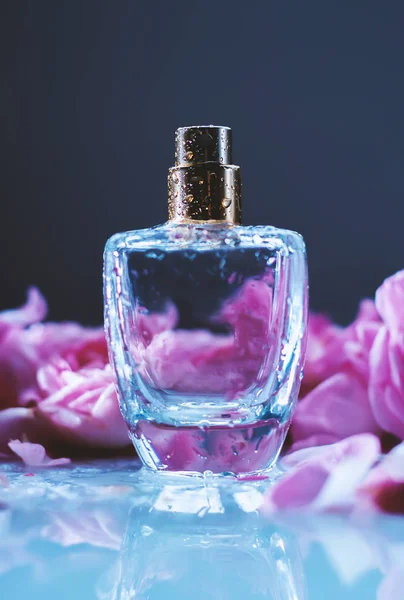 Nasses Parfüm Mit Rosa Blüten — Stockfoto