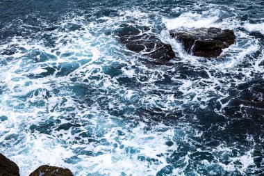 Beyaz dalga deniz yüzeyi üzerinde girdap. Deniz seyahat afiş şablon