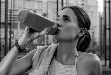 sporcumuz suyu dışarı eğitim spor zemin üzerinde sonra içer