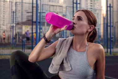 sporcumuz suyu dışarı eğitim spor zemin üzerinde sonra içer