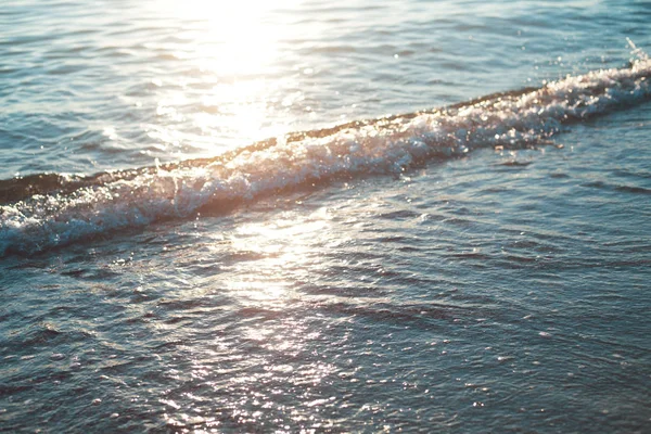 Havets Vågor Sandstrand Med Soluppgång Solnedgång — Stockfoto