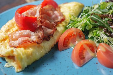 Domates ve pastırma ile omlet