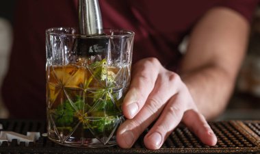 Barmen kokteyl hazırlıyor.