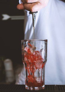 Profesyonel barmen taze bir barda kokteyl yapım sayaç