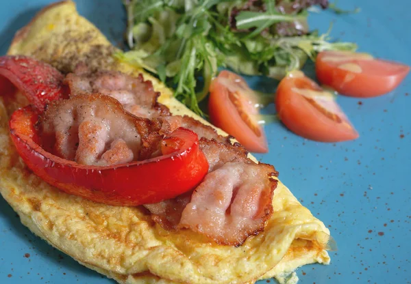Omelett Mit Tomate Und Speck — Stockfoto