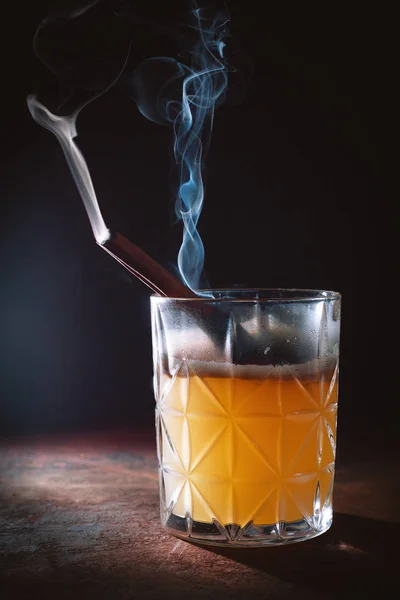 Szkła Scotch Whisky Alkoholu Sok Pomarańczowy Koktajl Palenie Laski Cynamonu — Zdjęcie stockowe