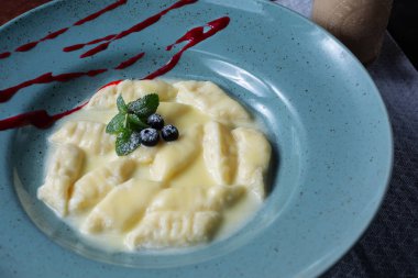 Mavi plaka üzerinde tembel köfte 