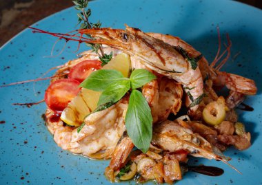 mavi plaka üzerinde ızgara karides 