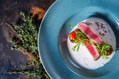 ızgara orkinos ve krema sosu