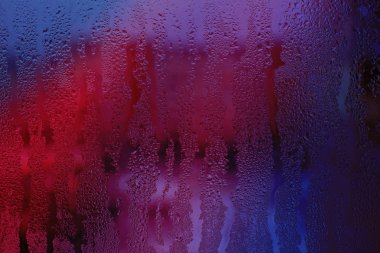 Misted cam damla portre renkli arka plan üzerinde yatay çekim