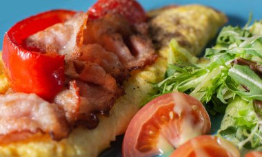 pastırma ve dolmalık biber omlet