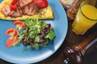 Omlet pastırma ve domates ile