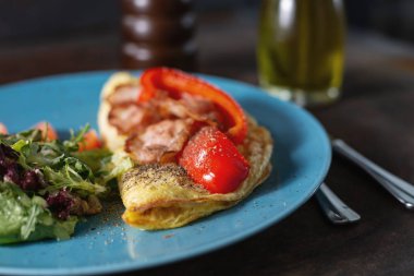 pastırma ve dolmalık biber omlet