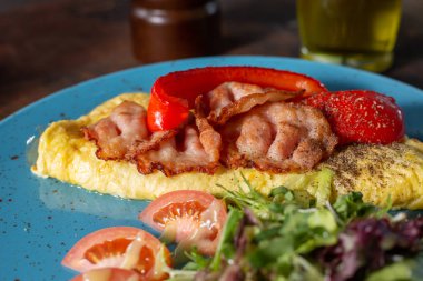 Omlet Jambon dilimleri yığını ve sebze ile