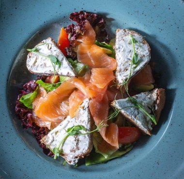 Somon, parmesan peyniri, domates, karışık yeşillik salatası