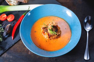 Akdeniz domates deniz mahsulleri çorbası plaka