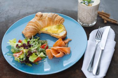 kruvasan kahvaltı somon ve peynir ve kahve ile