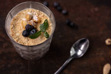 tatlım pasta kahverengi masa üzerinde 