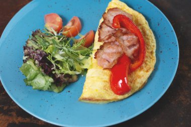 lezzetli domuz pastırması omlet kahvaltı
